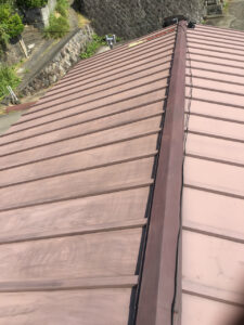 ガルバリウムの屋根　塗り替え工事　下地処理